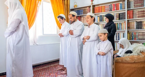 Arabic Muslim Family Praying Togther — Stock Photo, Image