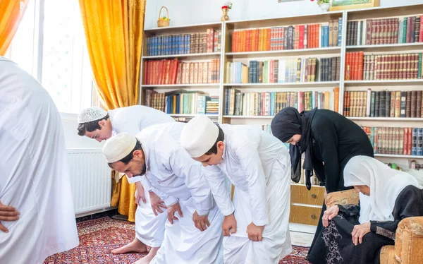 イスラム教徒の家族が一緒に祈り お辞儀をする — ストック写真