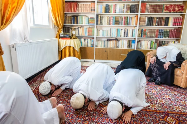 愿快乐的阿拉伯家庭在一起祈祷 — 图库照片