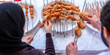 Arap Müslüman aile barbeküye hazırlanıyor.