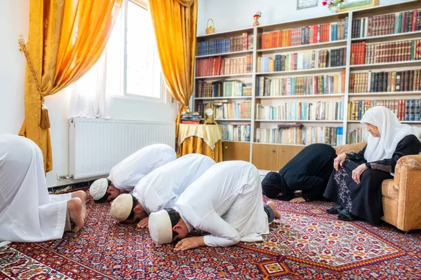 Щаслива Арабська Сім Молиться Перемикач — стокове фото
