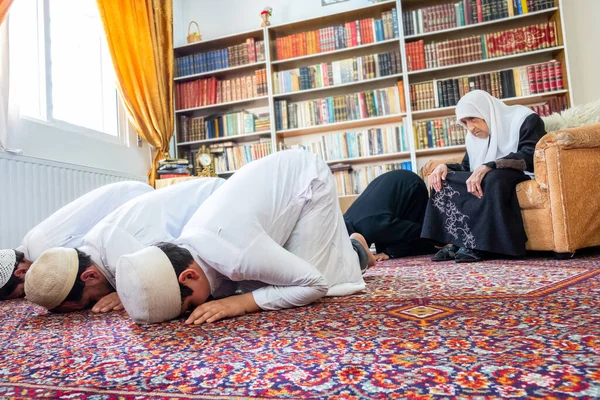 Famiglia Araba Felice Che Prega Insieme — Foto Stock