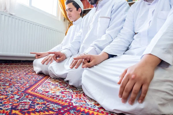 Muslimische Familie Fast Fertig Mit Dem Gebet — Stockfoto