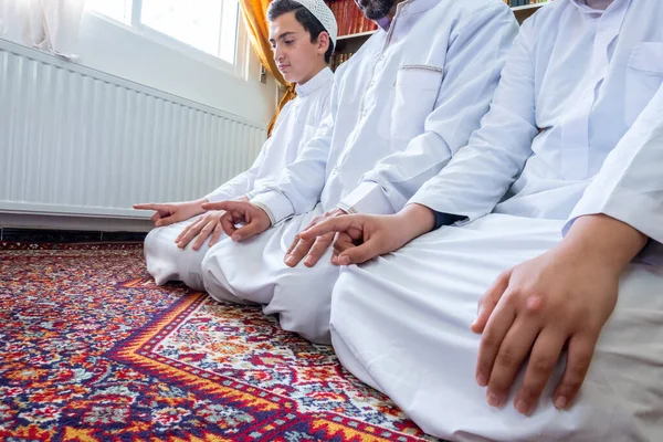 Famiglia Musulmana Quasi Finito Pregare — Foto Stock