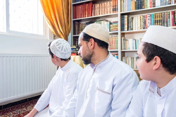 Muslim Family Leaning Left Right Finish Praying — Stock Photo, Image