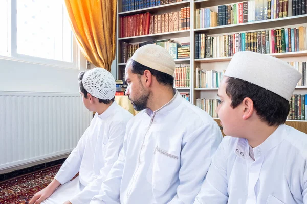 Muslim Family Leaning Left Right Finish Praying — Stock Photo, Image