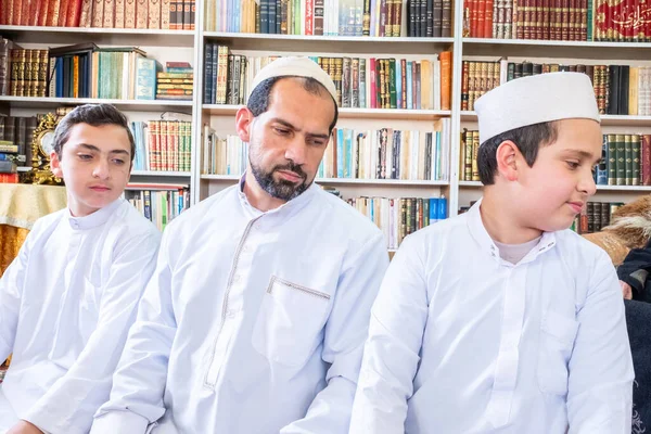 Muslim Family Leaning Left Right Finish Praying — Stock Photo, Image