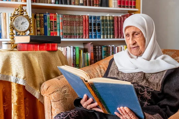 Arabic Msulim Woman Reading Book — Stock Photo, Image