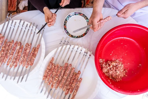 Arabiska Muslimska Familjen Förbereder Sig För Grillning — Stockfoto