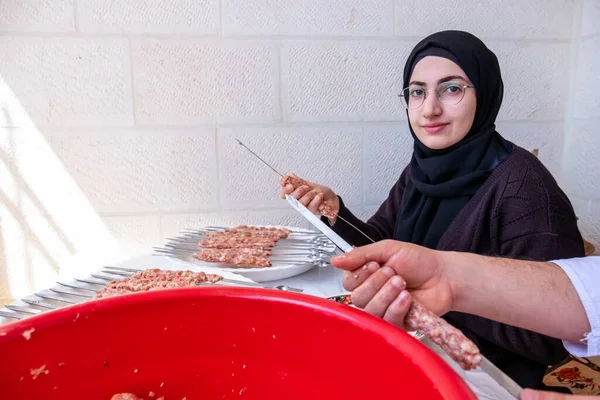 Arabiska Muslimska Familjen Förbereder Sig För Grillning — Stockfoto