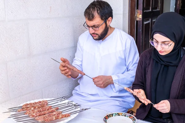 Arabiska Muslimska Familjen Förbereder Sig För Grillning — Stockfoto