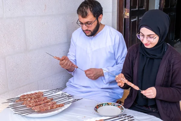 Arabiska Muslimska Familjen Förbereder Sig För Grillning — Stockfoto