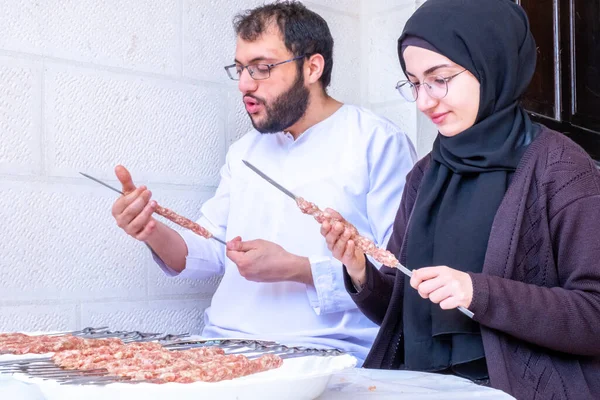 Arabiska Muslimska Familjen Förbereder Sig För Grillning — Stockfoto