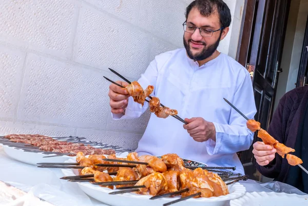 Arabische Moslim Familie Bereidt Zich Voor Barbecue — Stockfoto