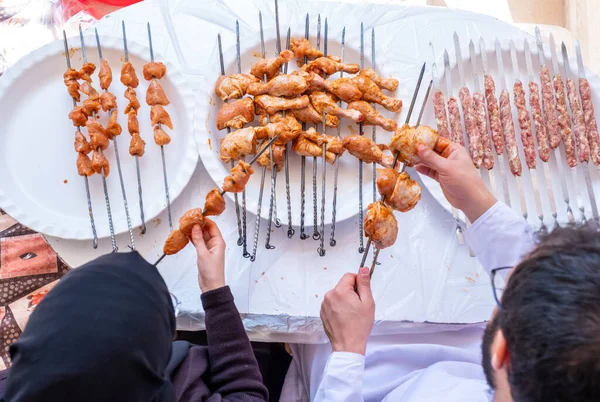 Arabiska Muslimska Familjen Förbereder Sig För Grillning — Stockfoto