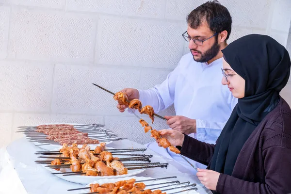 Arabiska Muslimska Familjen Förbereder Sig För Grillning — Stockfoto