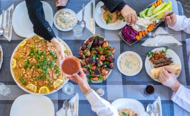 Mutlu Müslüman ailesi birlikte yemek yiyor.