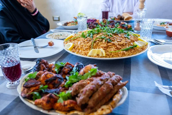 Felice Famiglia Araba Musulmana Godendo Cibo Insieme Ramadan — Foto Stock