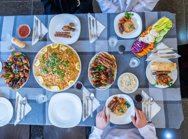 Mutlu Müslüman Ailesi Birlikte Yemek Yiyor — Stok fotoğraf