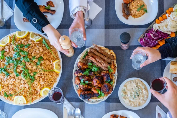 Feliz Familia Musulmana Comer Togther — Foto de Stock