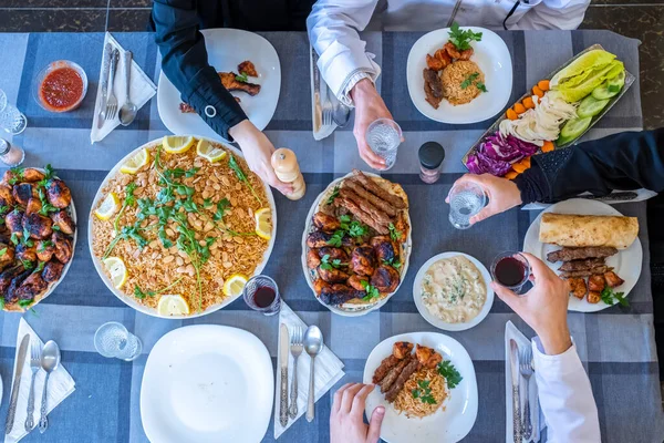 Feliz Familia Musulmana Comer Togther — Foto de Stock