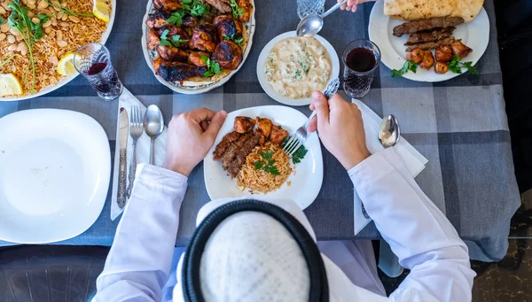 Feliz Familia Árabe Musulmana Disfrutando Comida Ramadán — Foto de Stock