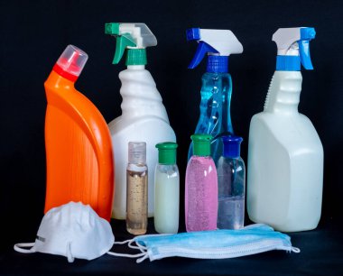 Siyah arka planı olan hijyen ürünleri