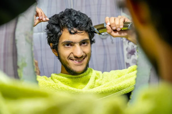 Homem Muçulmano Árabe Cortando Seu Próprio Cabelo Sozinho — Fotografia de Stock