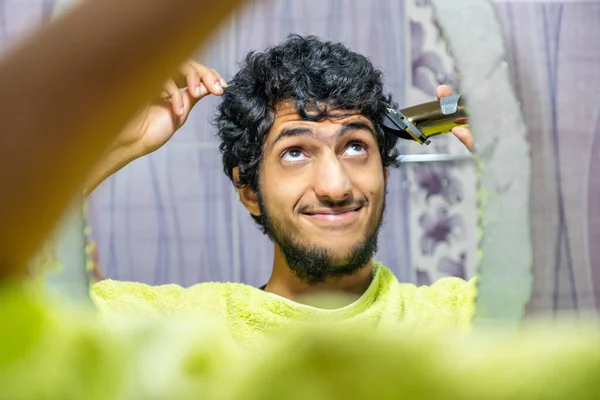 Arabo Musulmano Uomo Taglio Suo Capelli Solo — Foto Stock