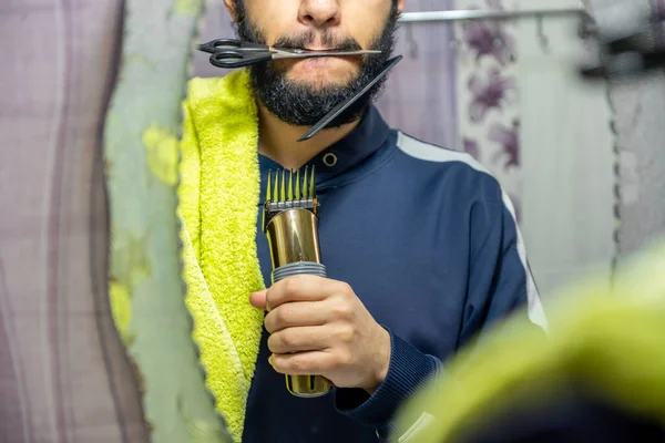 Arabo Musulmano Uomo Taglio Suo Capelli Solo — Foto Stock