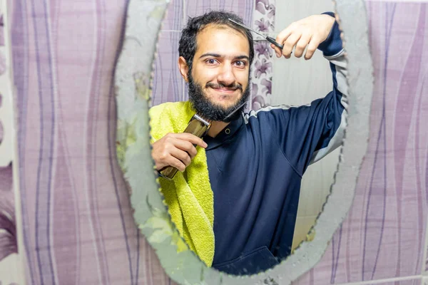 Arabský Muslim Stříhá Vlasy Sám — Stock fotografie