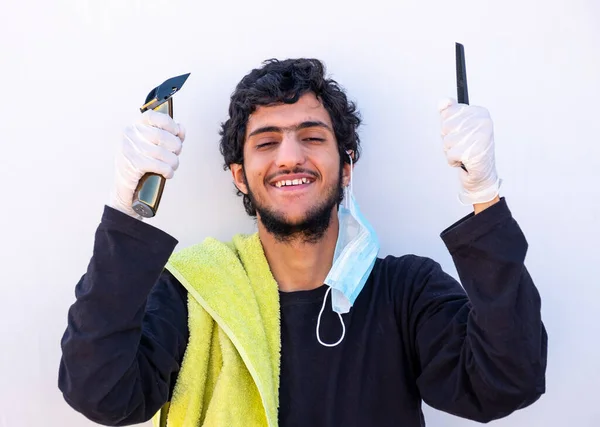 Arabský Muslim Chlap Maskou Holičskou Výstrojí — Stock fotografie