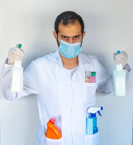 Arabský Muslim Lékař Držící Mnoho Hygienických Výrobků — Stock fotografie
