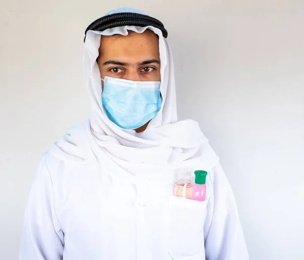 Médico Árabe Musulmán Usando Máscara Con Productos Higiene — Foto de Stock