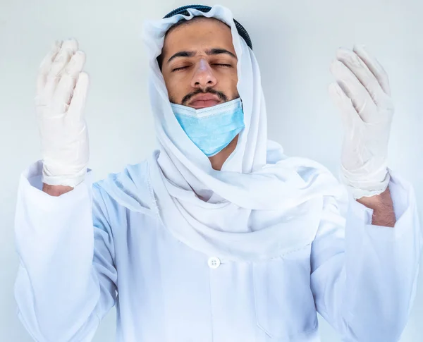 Arabský Muslimský Lékař Modlí Infikované — Stock fotografie