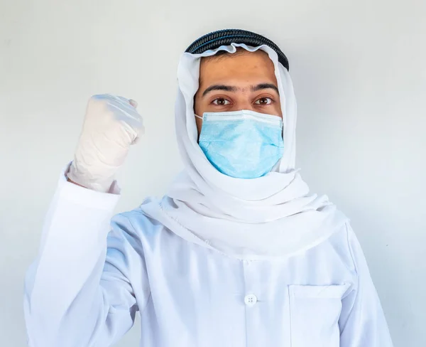 Médico Árabe Musulmán Usando Máscara Con Productos Higiene — Foto de Stock