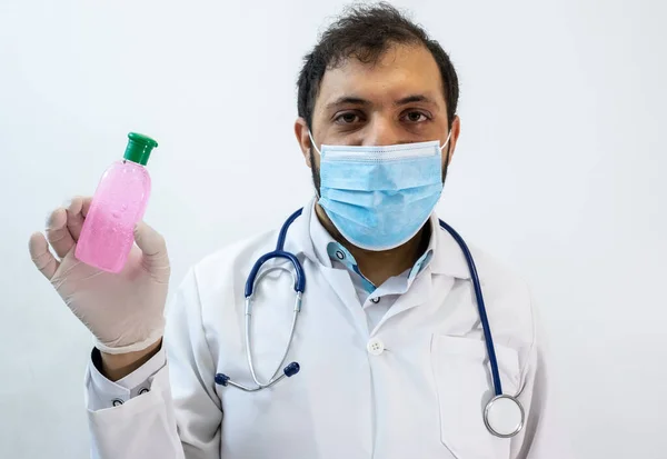 Arabský Muslimský Lékař Nosí Masku Představuje Hygienické Ochranné Prostředky — Stock fotografie