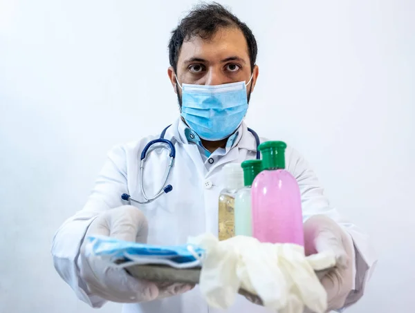 Arabský Muslimský Lékař Nosí Masku Představuje Hygienické Ochranné Prostředky — Stock fotografie