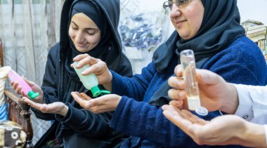 Arap Müslüman ailesi hijyen ürünleri kullanıyor