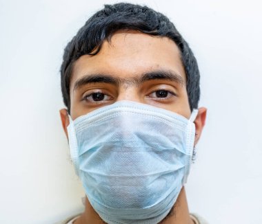 Arap Müslüman adam kendini korumak için maske takıyor.