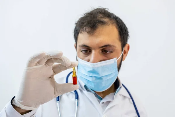 Arabský Muslimský Lékař Držící Ruce Vakcínu — Stock fotografie
