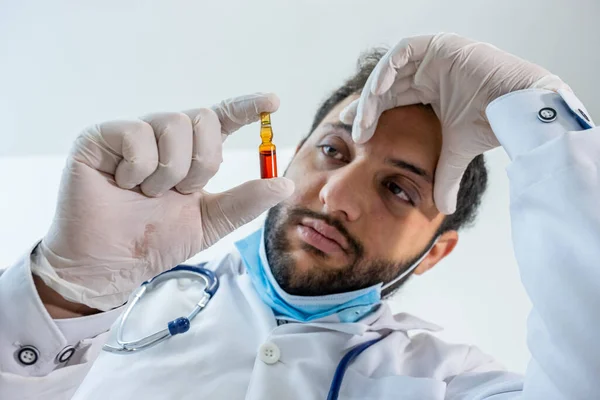 Arabský Muslimský Lékař Držící Ruce Vakcínu — Stock fotografie