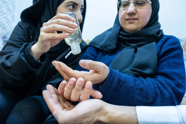 Arabische Moslimfamilie Die Hygiëneproducten Gebruikt — Stockfoto