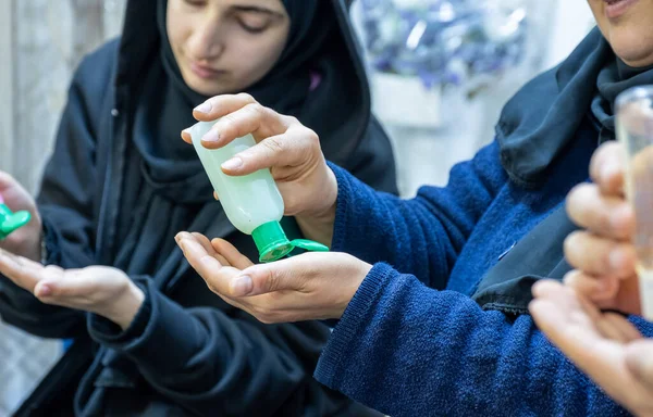 Αραβική Οικογένεια Μουσουλμάνων Που Χρησιμοποιεί Προϊόντα Υγιεινής — Φωτογραφία Αρχείου