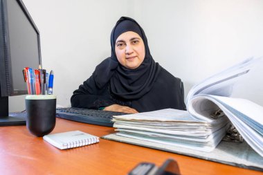Müslüman Arapça çalışanı kağıt kontrol ediyor