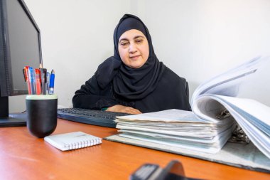 Müslüman Arapça çalışanı kağıt kontrol ediyor