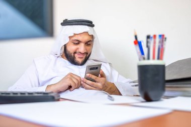 Arrabic müslüman çalışanı zamanını akıllı telefonuyla harcıyor.