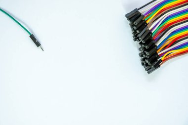 Beyaz arkaplanı olan elektrnoik kablolar