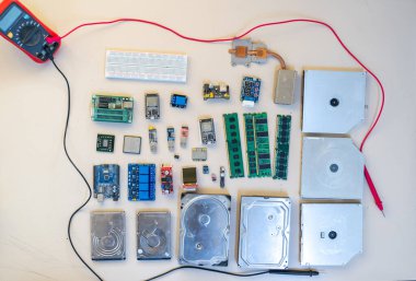 Bilgisayar parçaları ve elektronik parçalar güzel bir desen oluşturuyor.