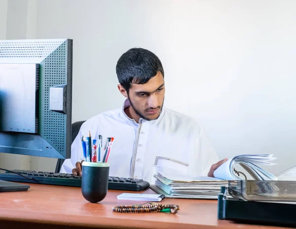 Arabo Musulmano Dipendente Completare Compito Sua Mano — Foto Stock